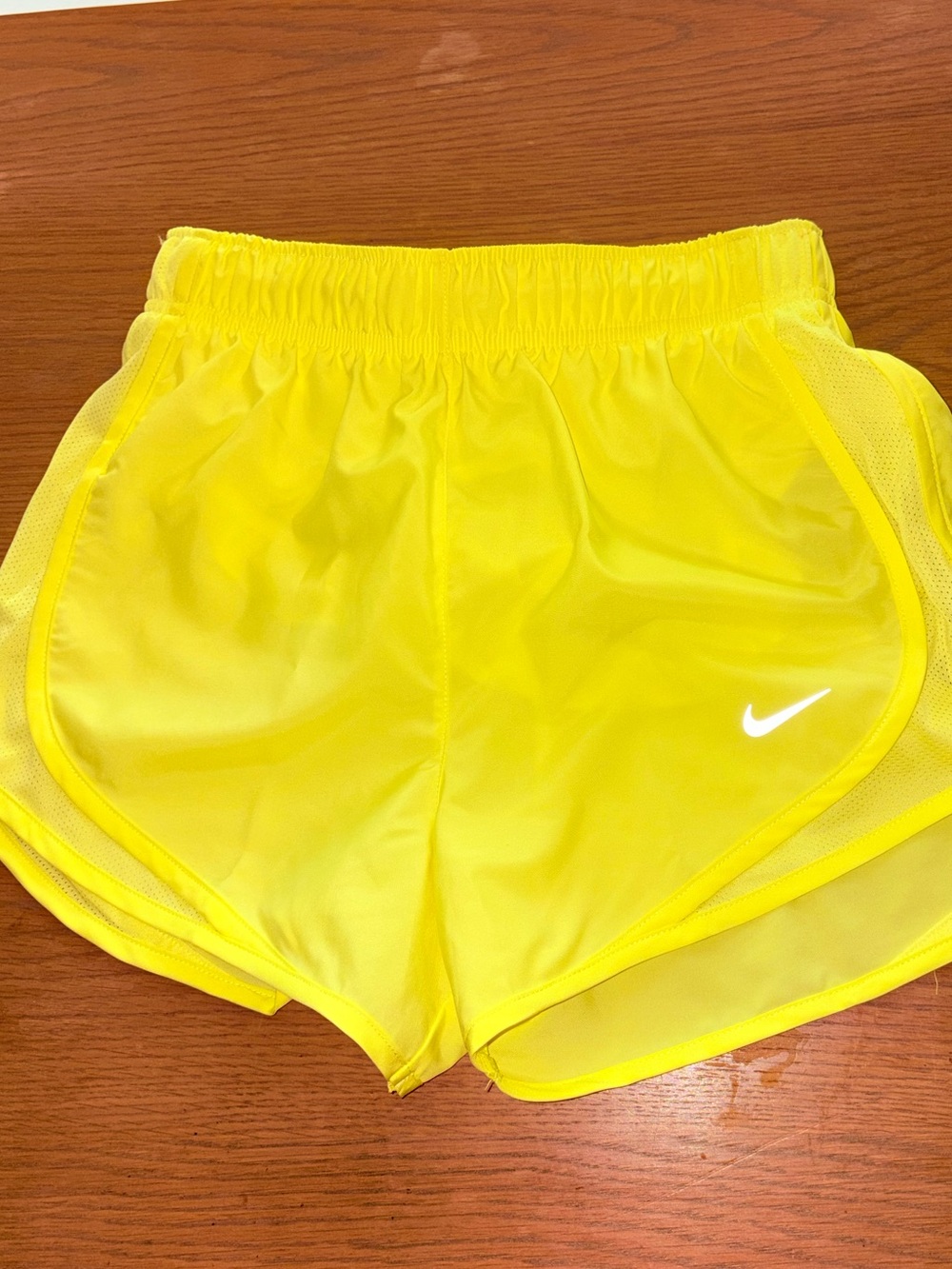 NIKE WOMENS YELLOW RUNNING SHORTS — XS — NWT